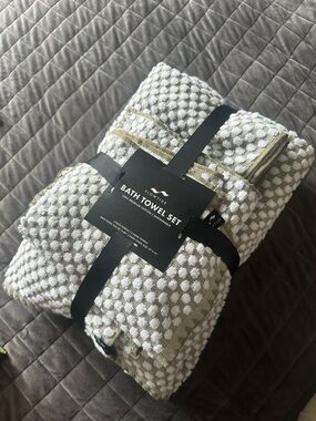 Slowtide Olive & White Textured Bath Towel Set